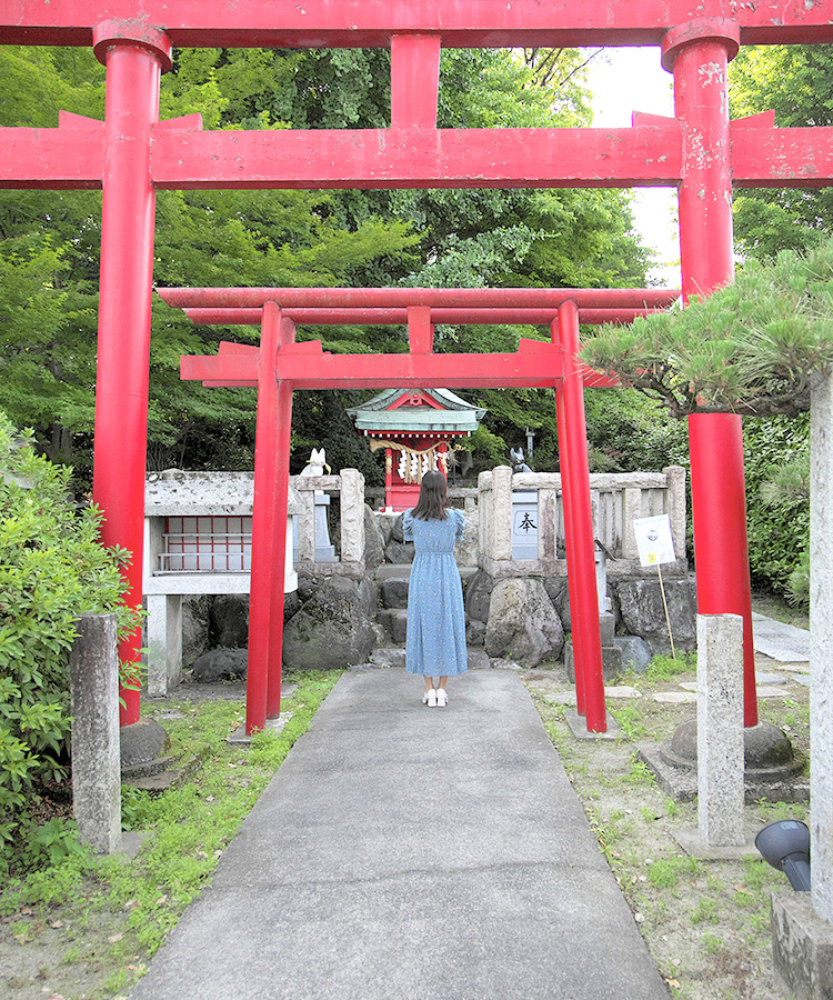 招福稲荷神社へお参りする女性